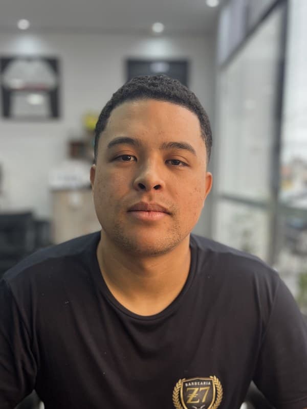 Luis Santana, barbeiro da Z7 Barbearia